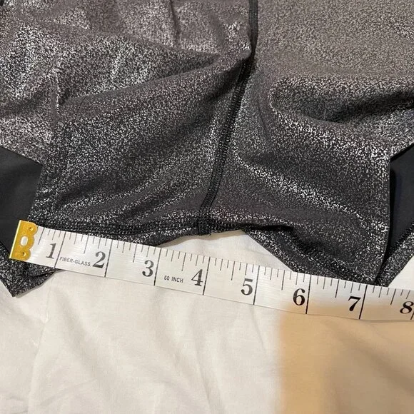 Lululemon luminosity foil print black silver metallic  Shorts, size 8 - Picture 6 of 13